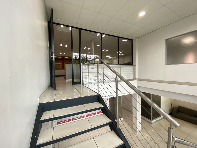 1050m2 Warehouse with Offices & Showroom to Let in, North Riding - Photo 10
