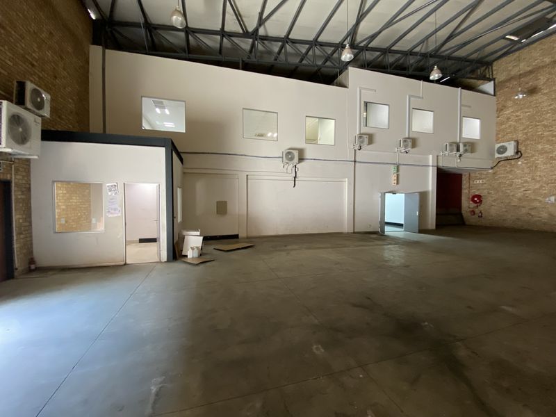 1050m2 Warehouse with Offices & Showroom to Let in, North Riding - Photo 8