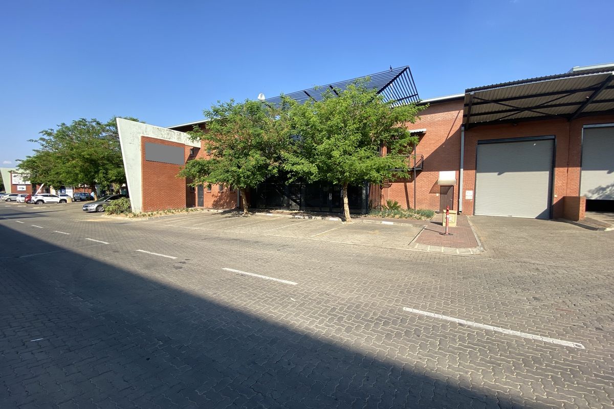 1050m2 Warehouse with Offices & Showroom to Let in, North Riding - Photo 2