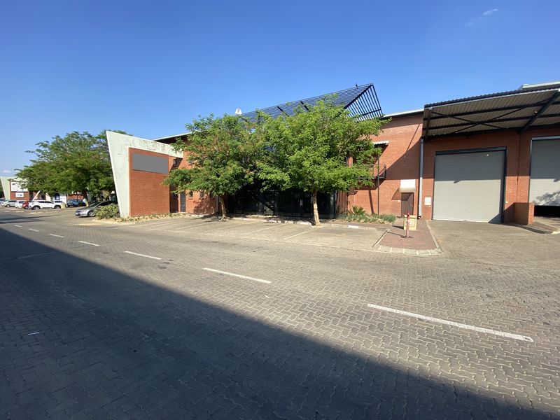 1050m2 Warehouse with Offices & Showroom to Let in, North Riding - Photo 2
