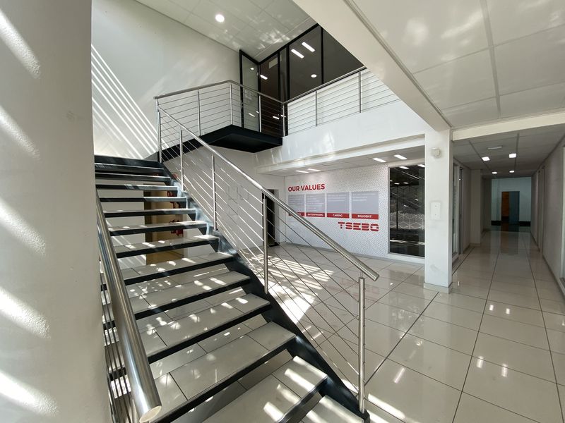 1050m2 Warehouse with Offices & Showroom to Let in, North Riding - Photo 3