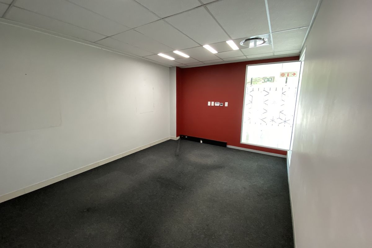 1050m2 Warehouse with Offices & Showroom to Let in, North Riding - Photo 5
