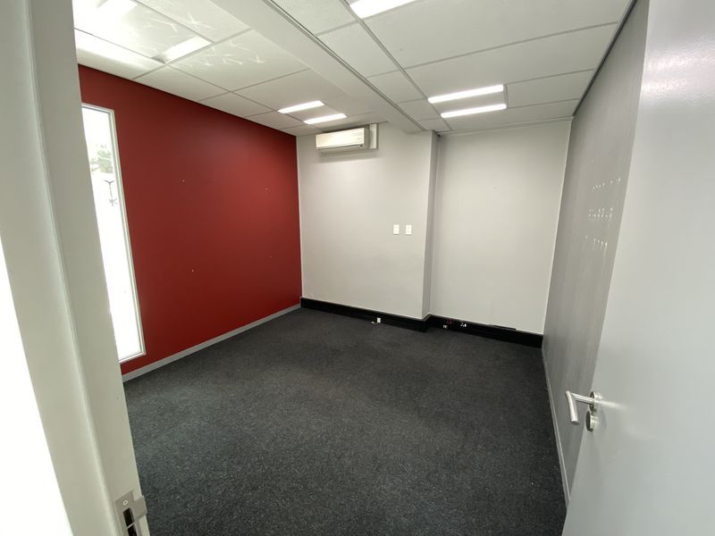 883m2 Warehouse with Offices & Showroom in  Deco Park, North Riding - Photo 10