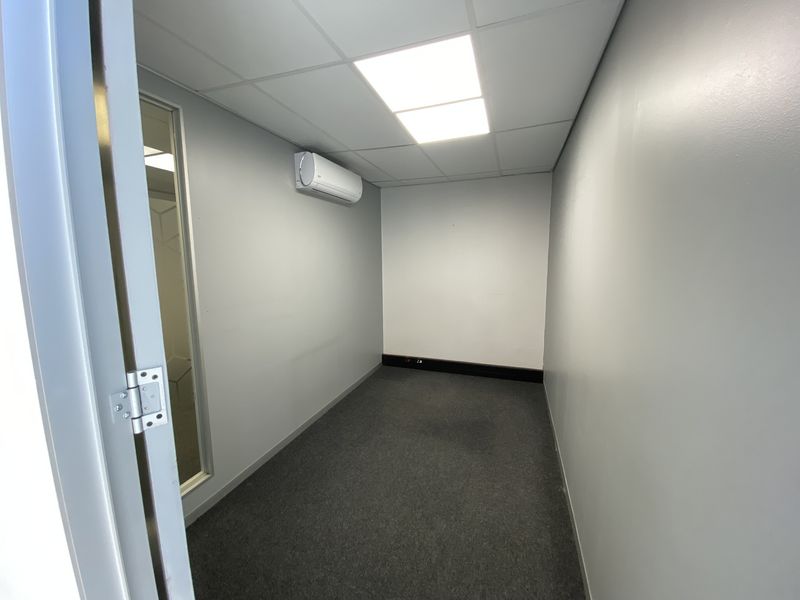 883m2 Warehouse with Offices & Showroom in  Deco Park, North Riding - Photo 8