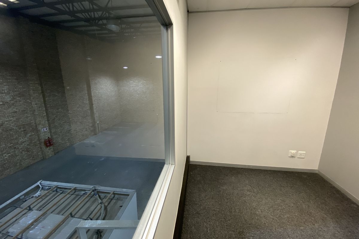 883m2 Warehouse with Offices & Showroom in  Deco Park, North Riding - Photo 4