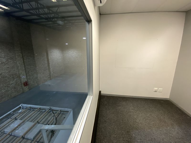 883m2 Warehouse with Offices & Showroom in  Deco Park, North Riding - Photo 4