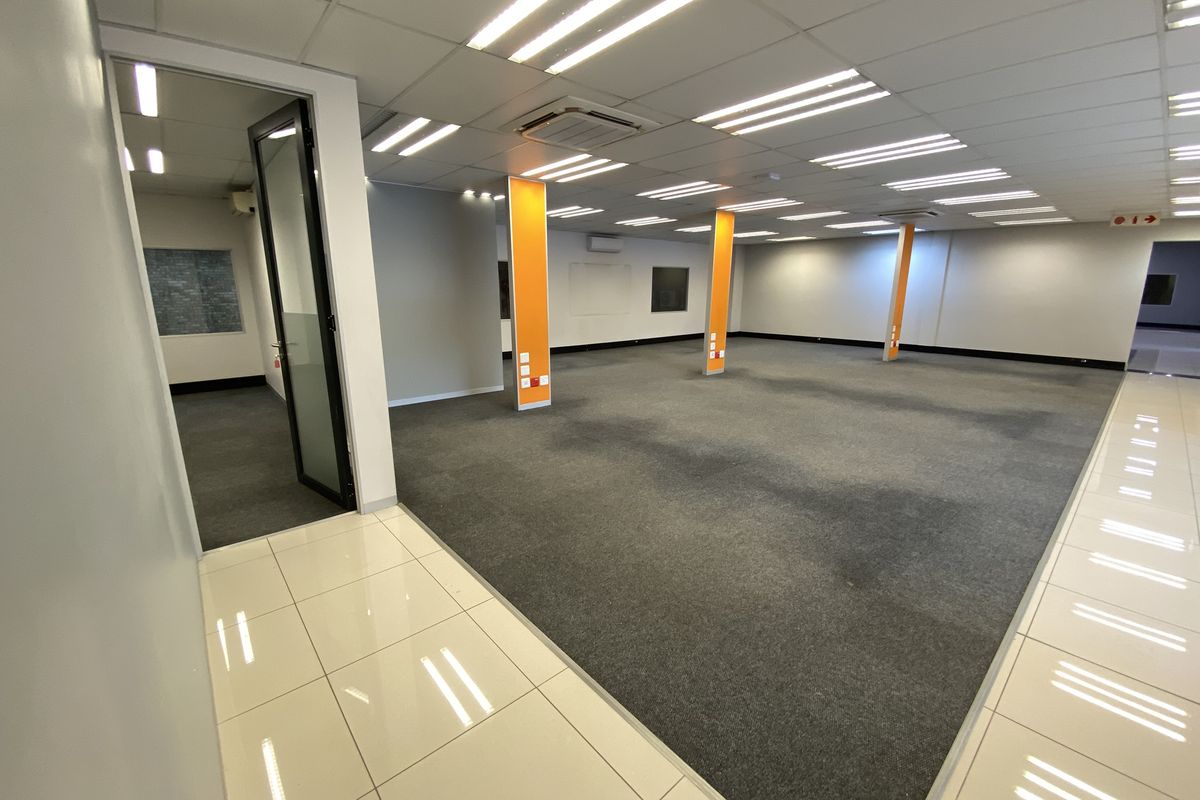 883m2 Warehouse with Offices & Showroom in  Deco Park, North Riding - Photo 5