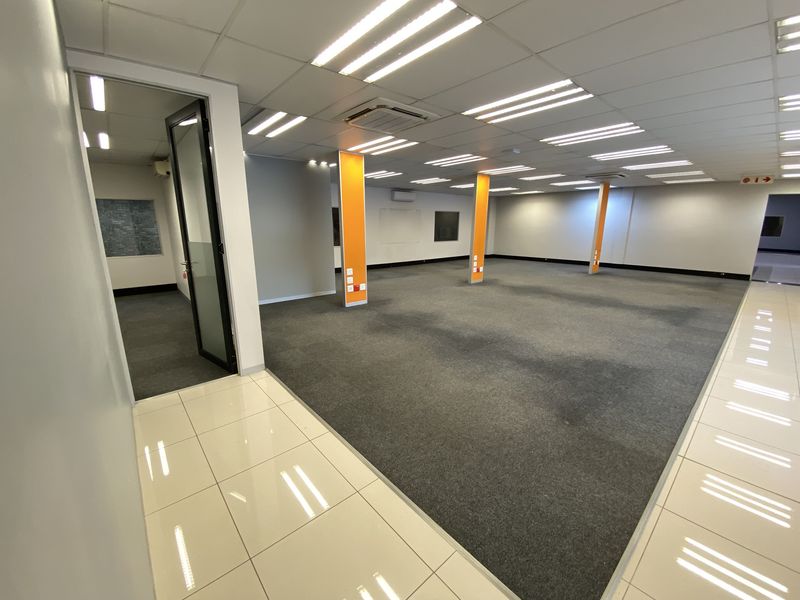 883m2 Warehouse with Offices & Showroom in  Deco Park, North Riding - Photo 5