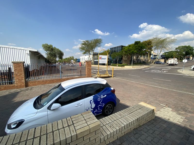 624m2 Warehouse, Office & Showroom For Sale in North Riding - Photo 4