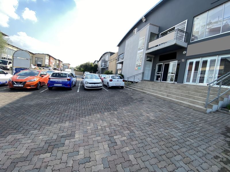 624m2 Warehouse with showroom and Offices to Let in North riding - Photo 2