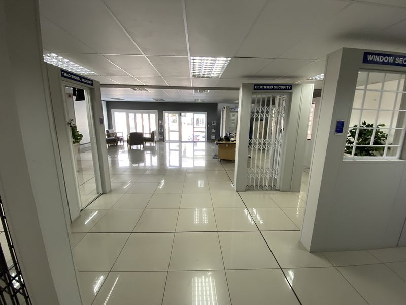 624m2 Warehouse with showroom and Offices to Let in North riding - Photo 9