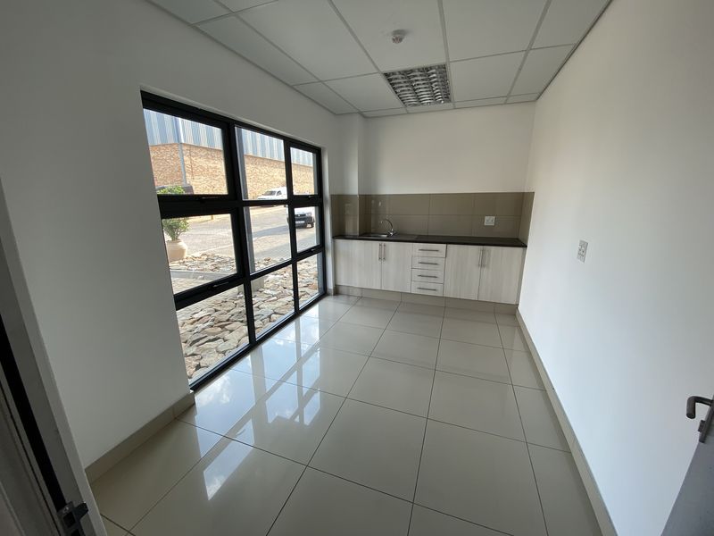 589m2 EWarehouse to Let in Kya Sand - Photo 6