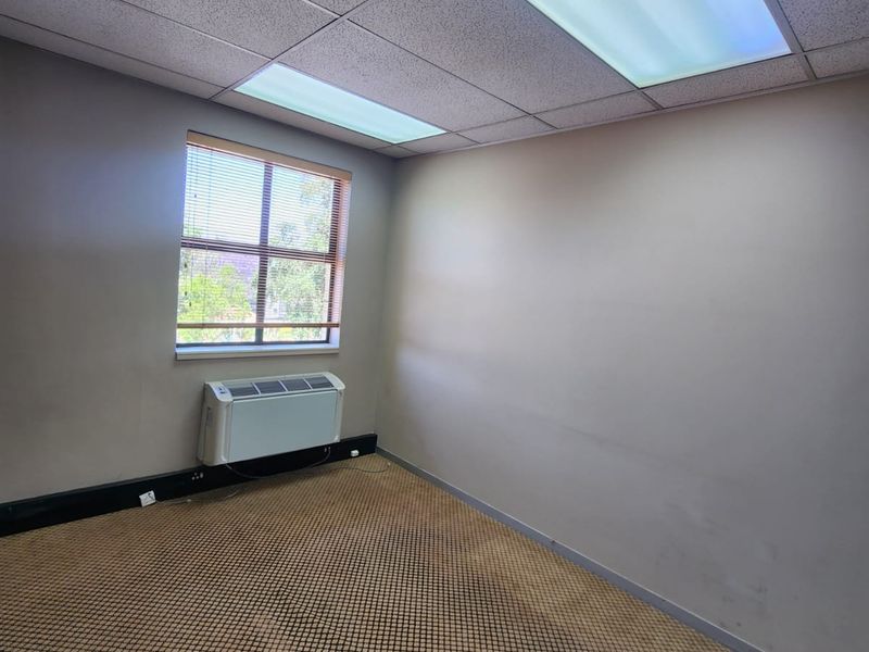 Fully Fitted Office To Let in Dunkeld – Prime Location Near Hyde Park - Photo 9