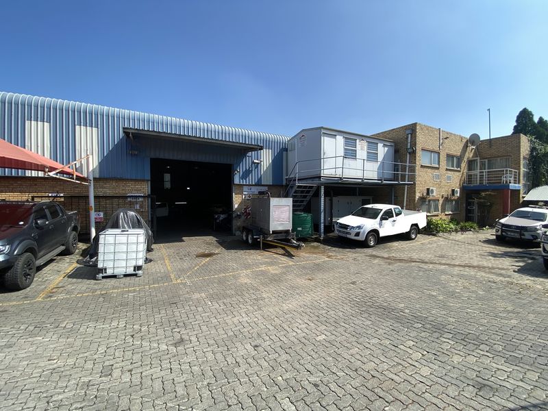 2728m2 Standalone Warehouse to Let in North riding - Photo 3