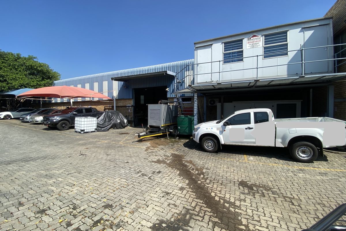 2728m2 Standalone Warehouse to Let in North riding - Photo 2
