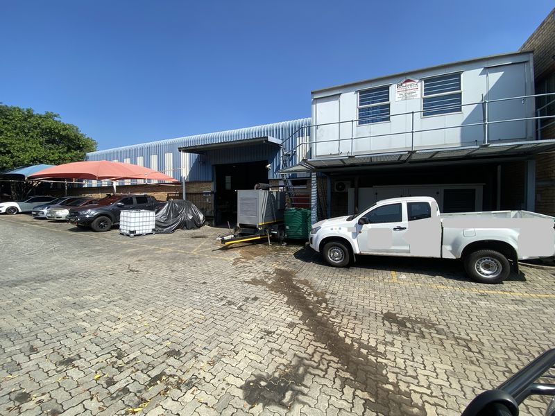 2728m2 Standalone Warehouse to Let in North riding - Photo 2