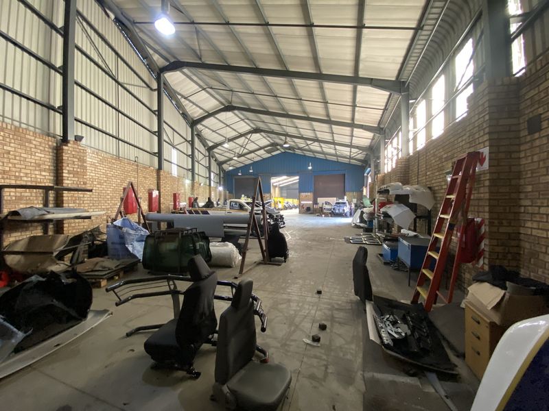 2728m2 Standalone Warehouse to Let in North riding - Photo 8