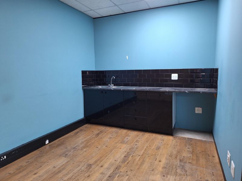 FULLY FITTED OFFICES TO LET IN SANDOWN - Photo 10