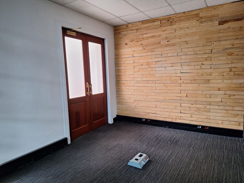 FULLY FITTED OFFICES TO LET IN SANDOWN - Photo 8