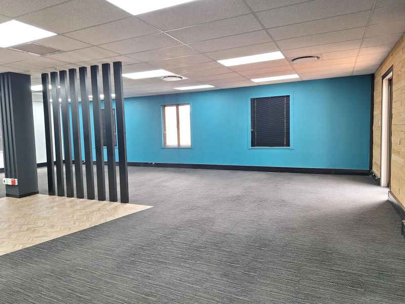 FULLY FITTED OFFICES TO LET IN SANDOWN - Photo 6