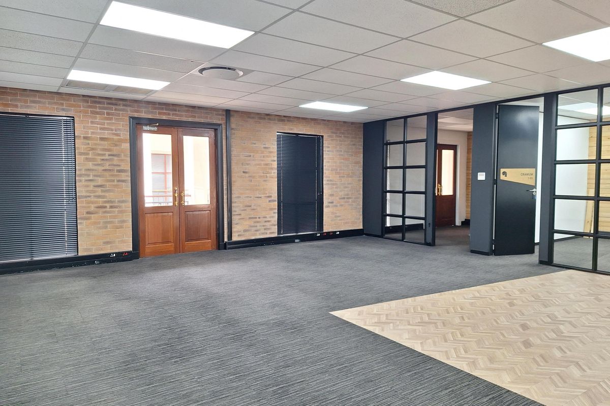 FULLY FITTED OFFICES TO LET IN SANDOWN - Photo 2