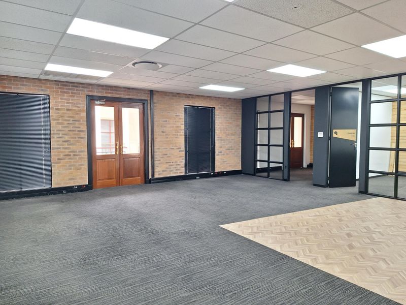 FULLY FITTED OFFICES TO LET IN SANDOWN - Photo 2