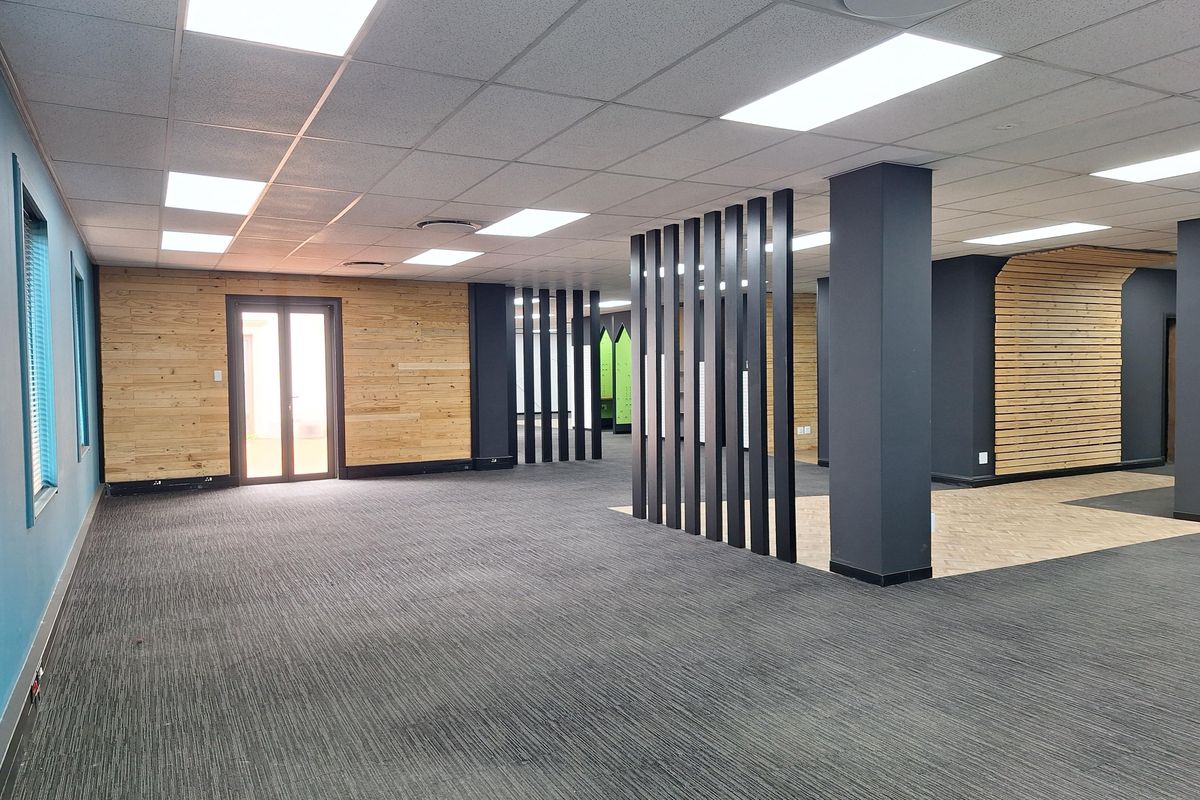 FULLY FITTED OFFICES TO LET IN SANDOWN - Photo 4