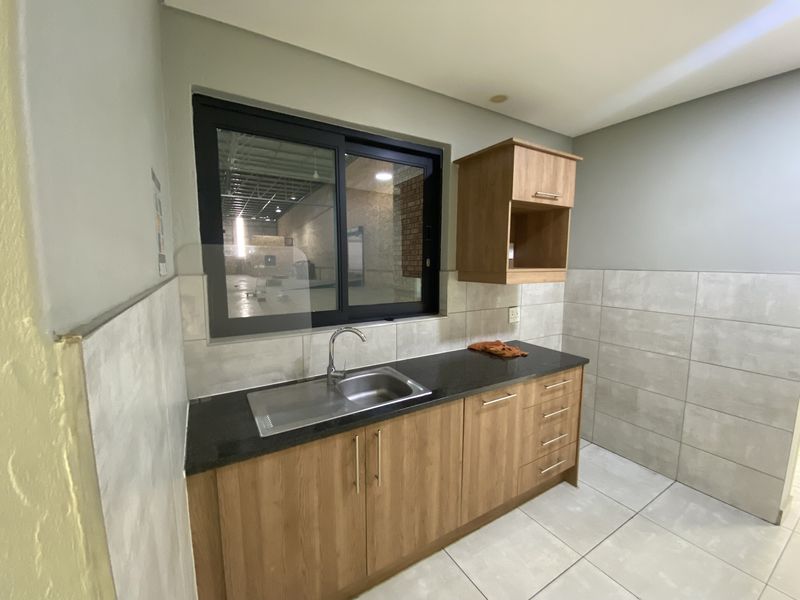 A-Grade Warehouse to Let in Lanseria - Photo 4