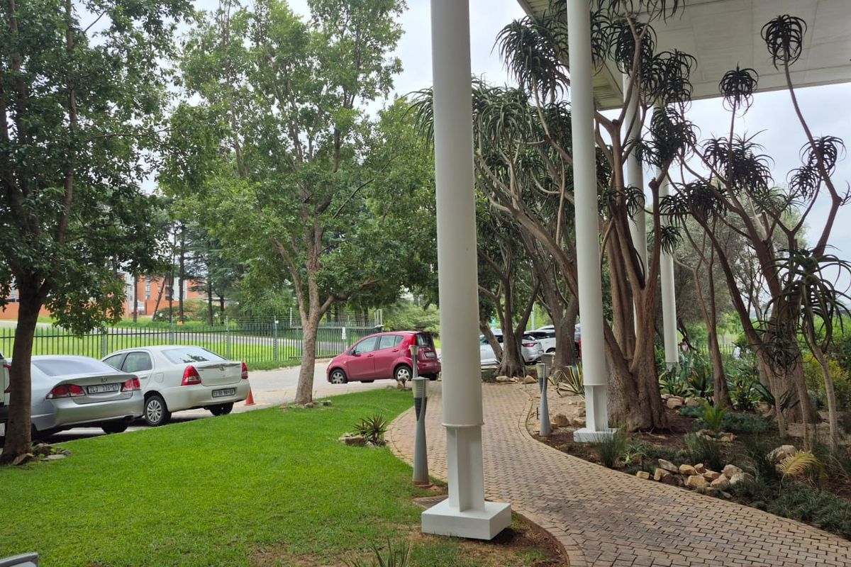 Free-standing  A-grade offices to rent in Modderfontein business park - Photo 2