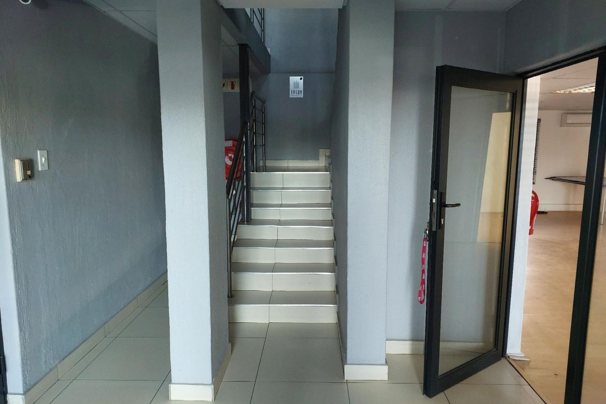 Ground Floor Office unit available with immediate occupation - Photo 2
