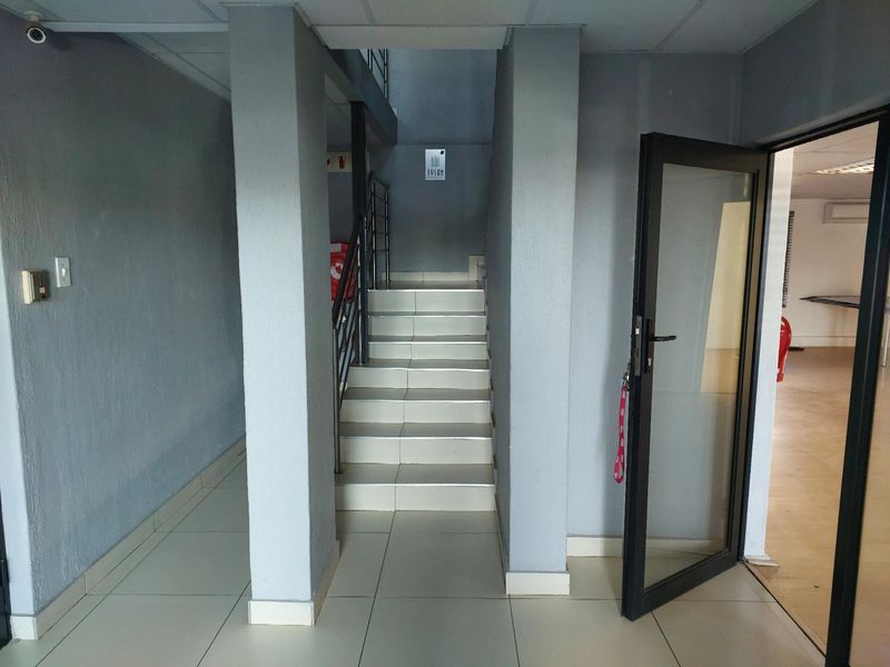 Ground Floor Office unit available with immediate occupation - Photo 2