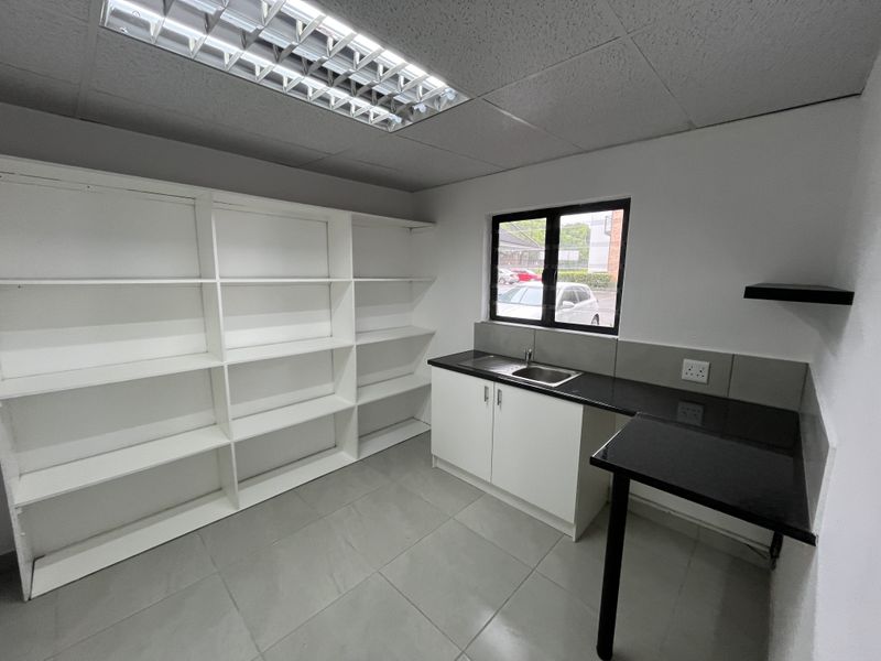 Ground Floor Office unit available with immediate occupation - Photo 5