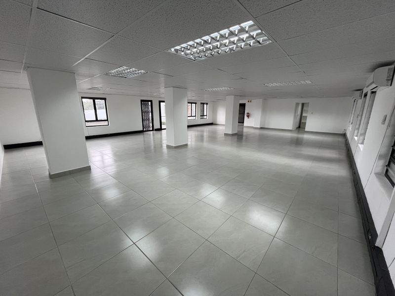 Ground Floor Office unit available with immediate occupation - Photo 3