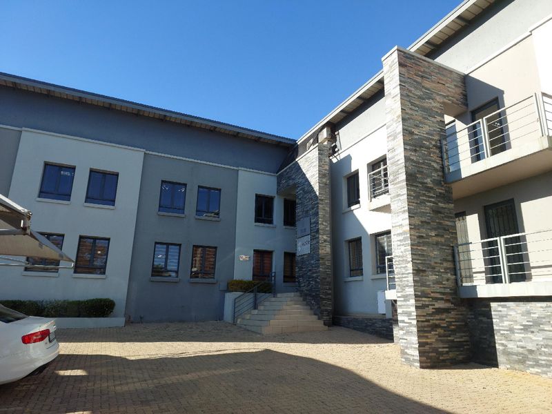 Ground Floor Office unit available with immediate occupation - Photo 8