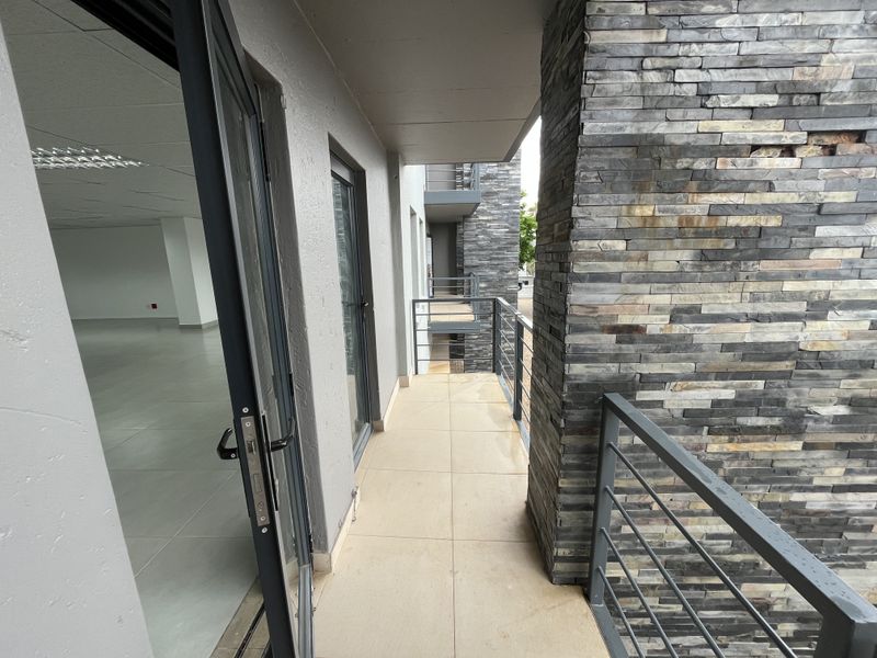 Ground Floor Office unit available with immediate occupation - Photo 6