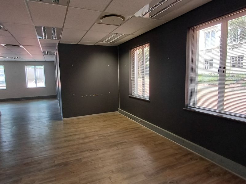 MOVE-IN READY 424sqm PRIME OFFICE SPACE IN SANDTON - Photo 8