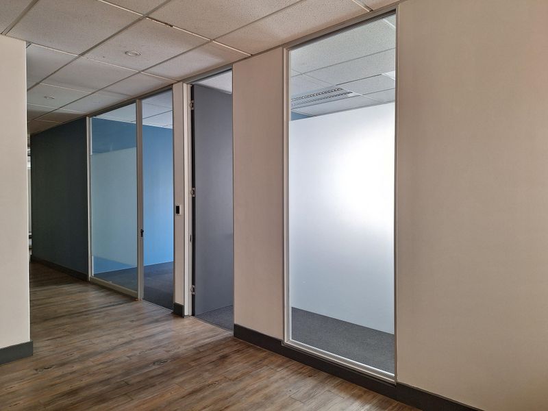MOVE-IN READY 424sqm PRIME OFFICE SPACE IN SANDTON - Photo 4