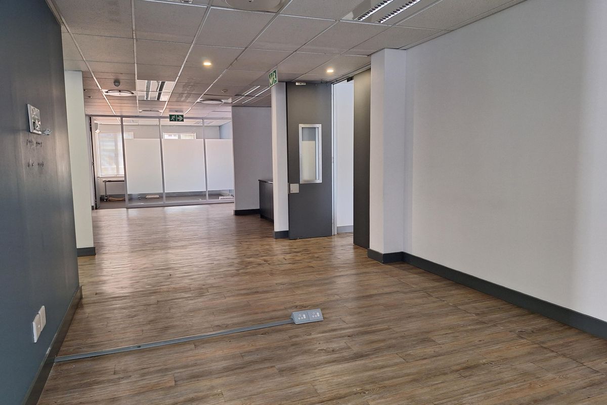 MOVE-IN READY 424sqm PRIME OFFICE SPACE IN SANDTON - Photo 2