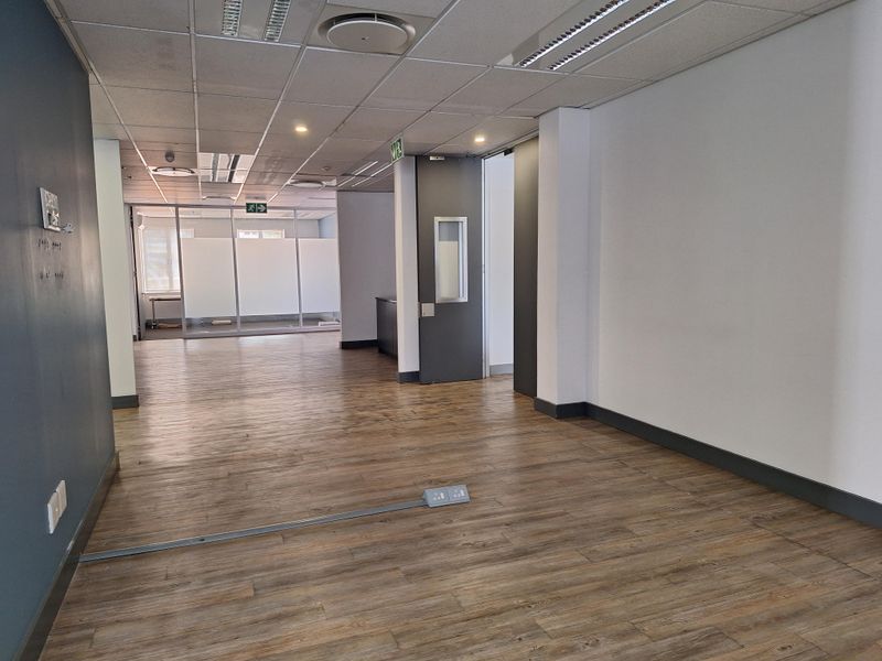 MOVE-IN READY 424sqm PRIME OFFICE SPACE IN SANDTON - Photo 2