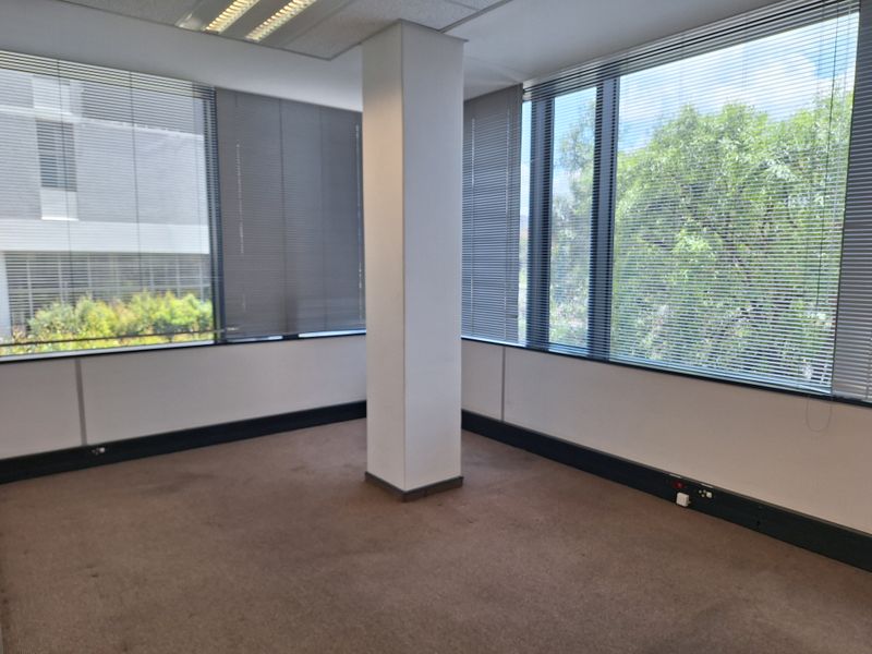 FULLY FITTED 380sqm MODERN OFFICE SPACE NEAR SANDTON - Photo 10