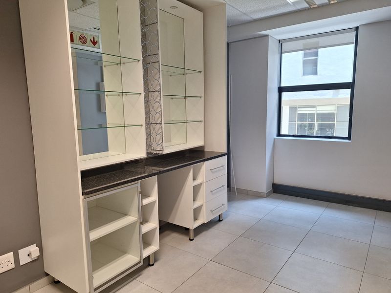 FULLY FITTED 380sqm MODERN OFFICE SPACE NEAR SANDTON - Photo 8