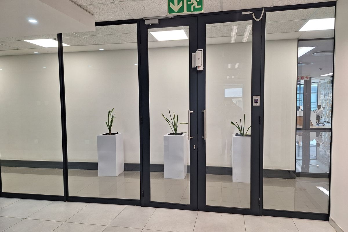 FULLY FITTED 380sqm MODERN OFFICE SPACE NEAR SANDTON - Photo 2