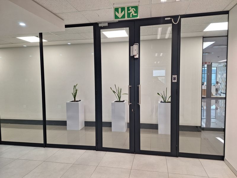 FULLY FITTED 380sqm MODERN OFFICE SPACE NEAR SANDTON - Photo 2