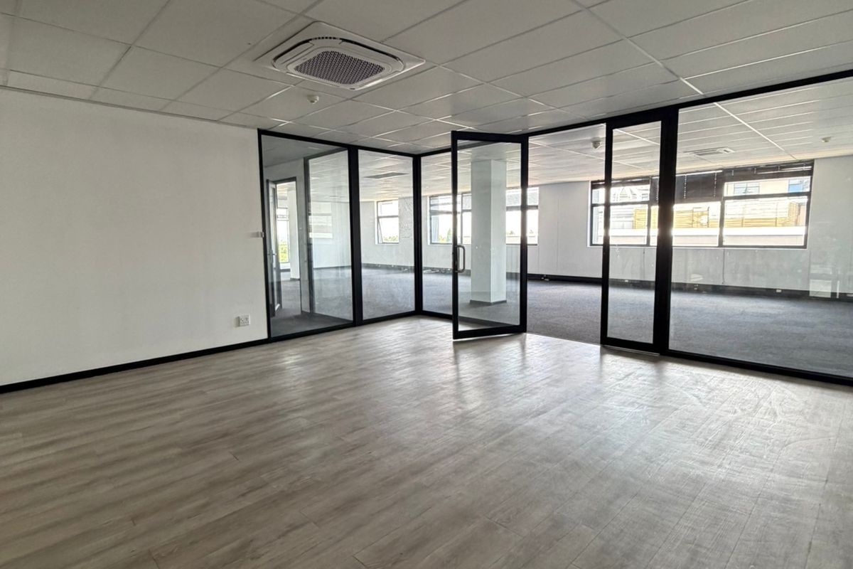 A Modern Office Destination in the Heart of Sandhurst - Photo 4