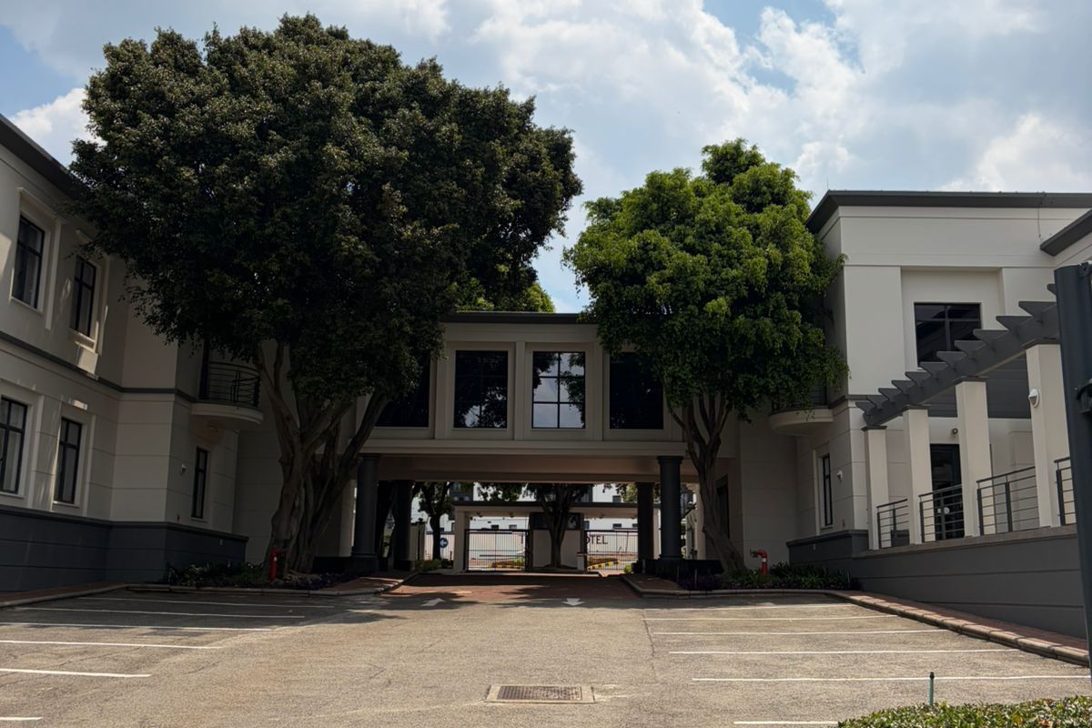 A Grade building in the heart of Illovo with high visisbility - Photo 2