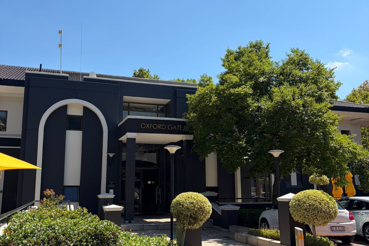 Prime Office space available in the heart of Hyde Park Walking distance to Hyde Park Shopping Centre - Photo 2