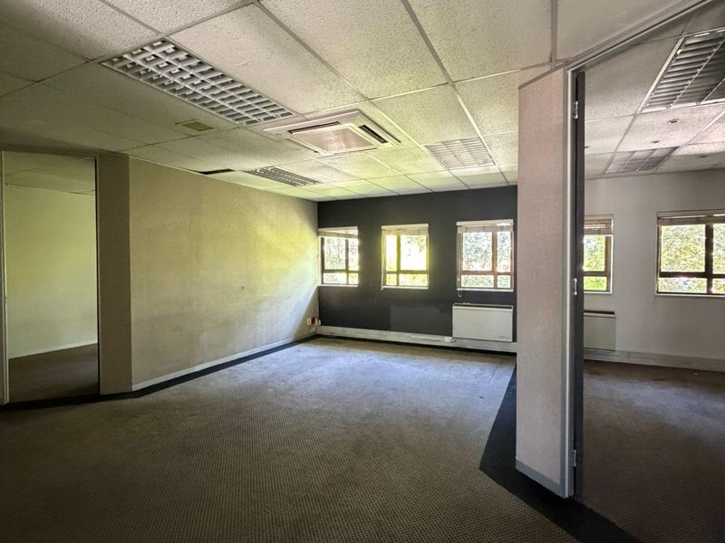 Prime Office space available in the heart of Hyde Park Walking distance to Hyde Park Shopping Centre - Photo 10