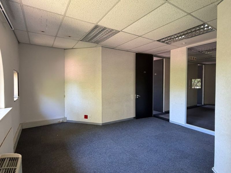 Prime Office space available in the heart of Hyde Park Walking distance to Hyde Park Shopping Centre - Photo 7