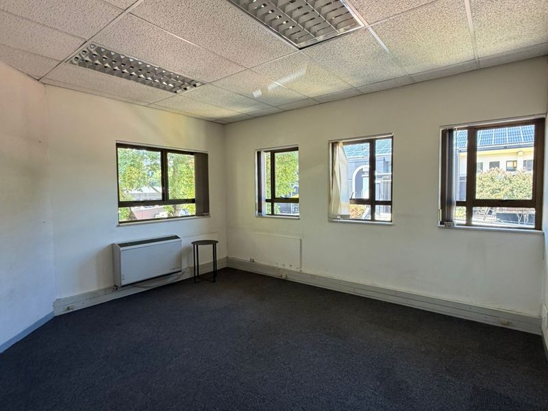 Prime Office space available in the heart of Hyde Park Walking distance to Hyde Park Shopping Centre - Photo 6