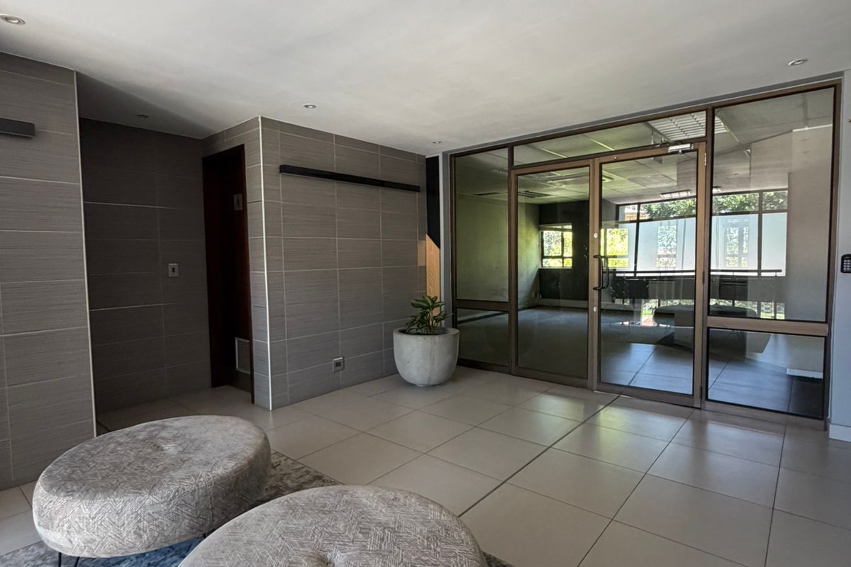 Prime Office space available in the heart of Hyde Park Walking distance to Hyde Park Shopping Centre - Photo 3